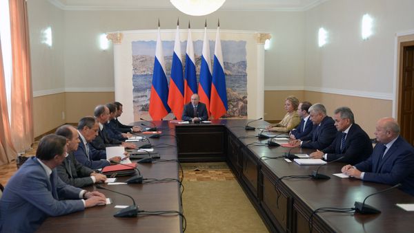 19 августа 2016. Президент России Владимир Путин (в центре) проводит в Крыму совещание с постоянными членами Совета безопасности РФ