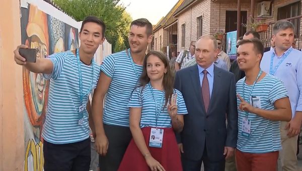 Путин на форуме Таврида: фотография с участниками и подпись на память
