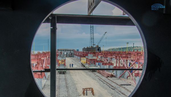 Строители приступили к сборке судоходных арок Крымского моста