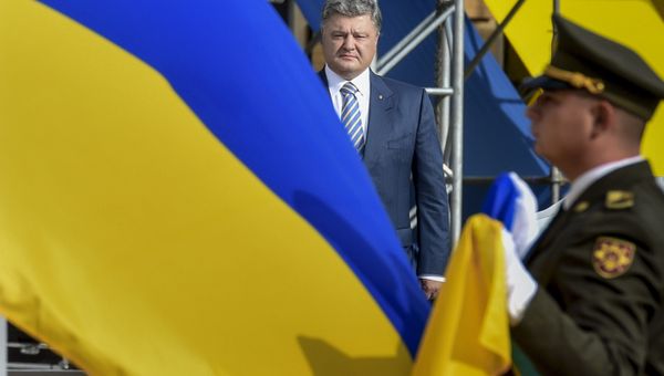 Президент Украины Петр Порошенко на торжественной церемонии поднятия Государственного Флага Украины на Софийской площади в Киеве Президент Украины Петр Порошенко на торжественной церемонии поднятия Государственного Флага Украины на Софийской площади в Киеве