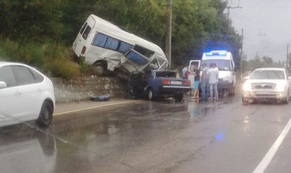 ДТП с участием микроавтобуса Volkswagen LT35 и легкового автомобиля ВАЗ 2107 на Ялтинской трассе