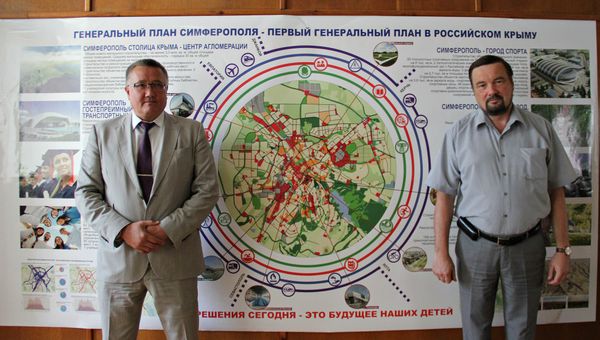 В Симферополе приняли Генплан. На фото: главный архитектор Симферополя Эрнст Мавлютов (слева) и главный архитектор Крыма Александр Кузнецов