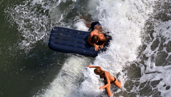 Отдыхающие на пляже Профессорского уголка в Алуште