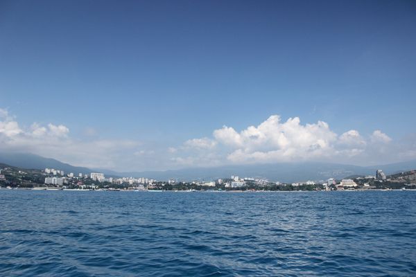Вид на город Алушту с моря