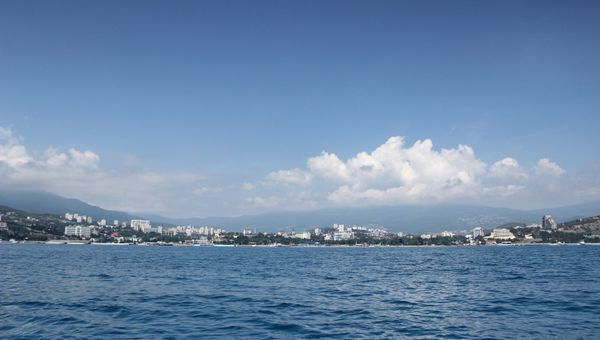 Вид на город Алушту с моря