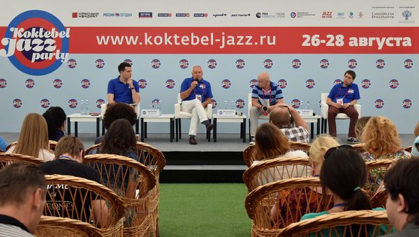 Пресс-конференция, посвященная открытию международного джазового фестиваля Koktebel Jazz Party-2016. Слева направо: генеральный директор МИА Россия сегодня Дмитрий Киселев, арт-директор Международного фестиваля Koktebel Jazz Party Михаил Иконников, генеральный директор ООО Красный квадрат Алексей Кисин