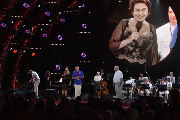 Старт Международного джазового фестиваля Koktebel Jazz Party-2016. Начало концерта в первый вечер. Председатель оргкомитета фестиваля и его основатель, генеральный директор МИА Россия сегодня Дмитрий Киселев (справа) и министр культуры Республики Крым Арина Новосельская