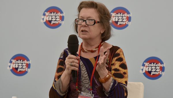 Второй день Koktebel Jazz Party-2016. Сопредседатель Зиновьевского клуба МИА Россия сегодня, директор Биографического института Александра Зиновьева, президент Международного общества Россия – Германия Ольга Зиновьева.