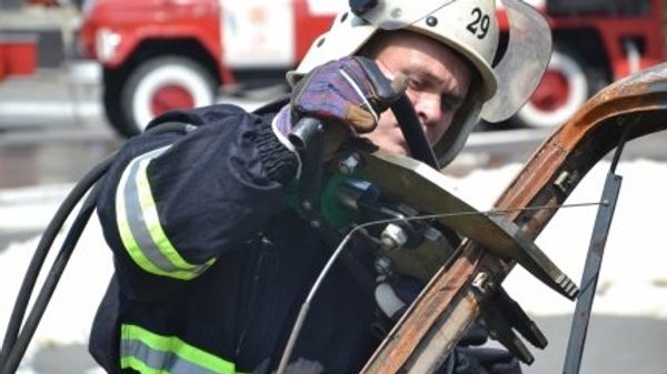 Спасатель использует специализированный гидравлический инструмент Спрут при ликвидации последствий ДТП Спасатель использует специализированный гидравлический инструмент Спрут при ликвидации последствий ДТП