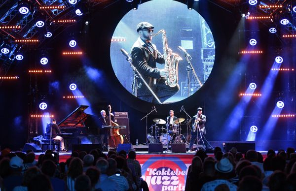 Участники музыкального коллектива Bril Family выступают на фестивале Koktebel Jazz Party