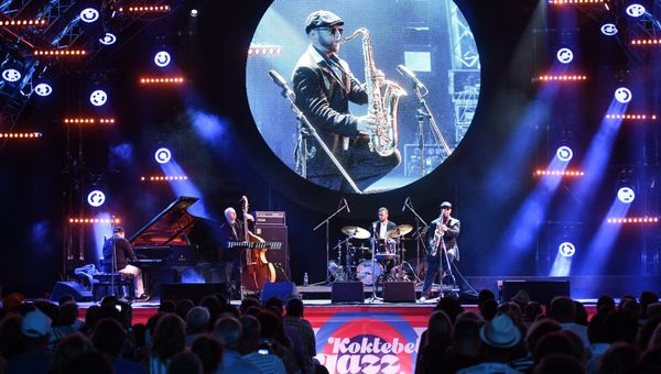 Участники музыкального коллектива Bril Family выступают на фестивале Koktebel Jazz Party