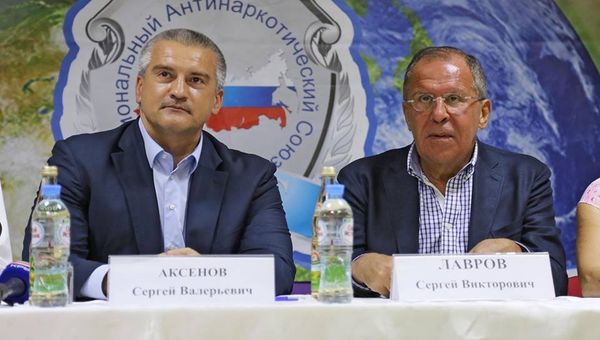 Глава Республики Крым Сергей Аксенов и министр иностранных дел РФ Сергей Лавров на заседании 7-го Международного антинаркотического лагеря Нас объединяет жизнь в пос. Песчаное Бахчисарайский район