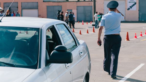Демонстрация сотрудниками ГИБДД новых правил сдачи практического экзамена