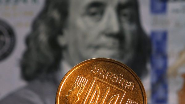 Денежные купюры и монеты США и Украины