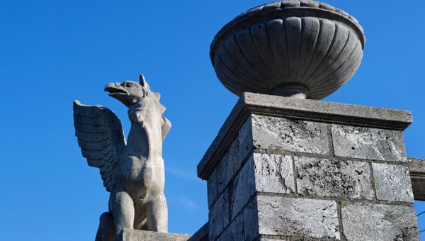 Скульптура грифона на Митридатской лестнице в Керчи