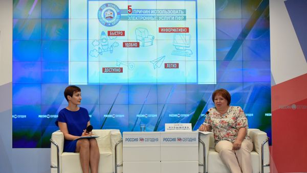 Пресс-конференция на тему Вопросы пенсионного обеспечения в Крыму. Заместитель управляющего Отделением Пенсионного фонда России по Республике Крым Людмила Пупышева (справа)