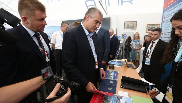 Глава Республики Крым Сергей Аксенов на Восточном экономическом форуме во Владивостоке
