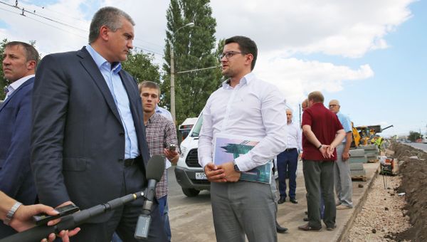 Глава Республики Крым Сергей Аксенов проинспектировал проведение ремонтных работ на дорогах Симферополя