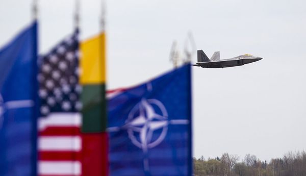 Истребитель ВВС США F-22 Raptor на авиабазе Зокняй, Литва