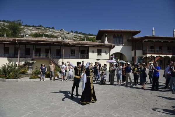 Китайские туристы на экскурсии в Ханском дворце в Бахчисарае Китайские туристы на экскурсии в Ханском дворце в Бахчисарае
