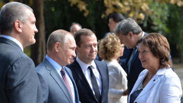 Президент РФ Владимир Путин и председатель правительства РФ Дмитрий Медведев во время осмотра в Керчи Митридатских лестниц. Слева - глава Республики Крым Сергей Аксенов, справа - генеральный директор ГБУ Восточно-крымский историко-культурный музей-заповедник Татьяна Умрихина