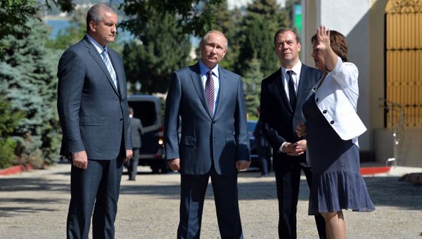 Президент РФ Владимир Путин и председатель правительства РФ Дмитрий Медведев во время осмотра в Керчи Митридатских лестниц. Слева - глава Республики Крым Сергей Аксенов, справа - генеральный директор ГБУ Восточно-крымский историко-культурный музей-заповедник Татьяна Умрихина