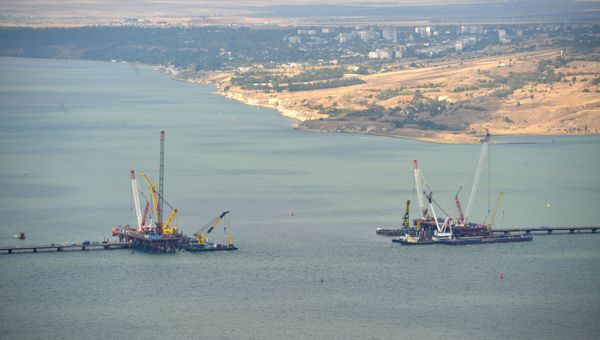 Строительство транспортного перехода через Керченский пролив в Крыму. 15 сентября 2016 года. Рабочая поездка президента РФ В. Путина и премьер-министра РФ Д. Медведева в Южный федеральный округ