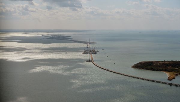 Строительство транспортного перехода через Керченский пролив в Крыму. Строительство транспортного перехода через Керченский пролив в Крыму. 15 сентября 2016 года. Рабочая поездка президента РФ В. Путина и премьер-министра РФ Д. Медведева в Южный федеральный округ