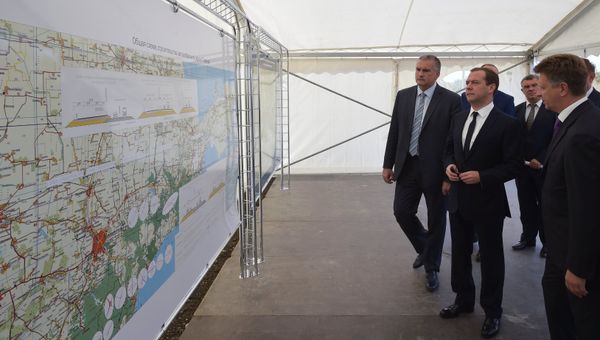 Председатель правительства РФ Дмитрий Медведев (второй слева) осматривает схему строительства автомобильной дороги Таврида. Слева - глава Республики Крым Сергей Аксенов, справа - министр транспорта РФ Максим Соколов