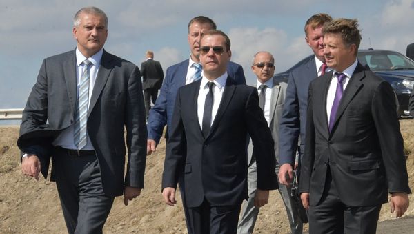 Председатель правительства РФ Дмитрий Медведев, прибывший в Керчь в ходе рабочей поездки в Южный федеральный округ. Слева - глава Республики Крым Сергей Аксенов, справа - министр транспорта РФ Максим Соколов