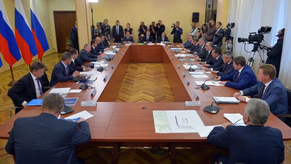 Президент РФ Владимир Путин и председатель правительства РФ Дмитрий Медведев во время заседания президиума Государственного совета РФ по вопросу О развитии транспортной системы юга России в Керчи