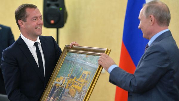 Президент РФ Владимир Путин дарит председателю правительства РФ Дмитрию Медведеву на его день рождения картину В цеху