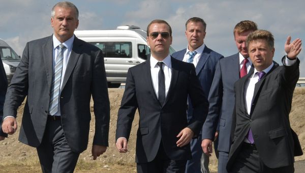 Председатель правительства РФ Дмитрий Медведев, прибывший в Керчь в ходе рабочей поездки в Южный федеральный округ. Слева - глава Республики Крым Сергей Аксенов, справа - министр транспорта РФ Максим Соколов