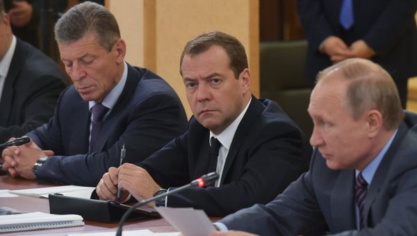Президент РФ Владимир Путин и председатель Правительства РФ Дмитрий Медведев на заседании президиума Государственного совета РФ по вопросу О развитии транспортной системы юга России. Слева - заместитель председателя правительства РФ Дмитрий Козак
