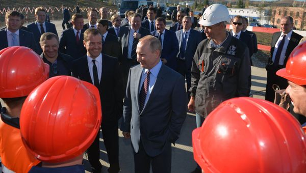 Президент РФ Владимир Путин и председатель правительства РФ Дмитрий Медведев общаются с рабочими во время осмотра строительства транспортного перехода через Керченский пролив. Справа - директор ООО Стройгазмонтаж по строительству моста через Керченский пролив Леонид Рыженькин