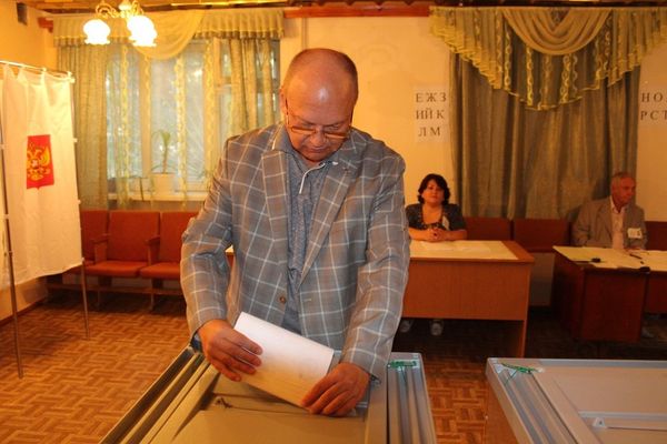 Глава администрации Симферополь Геннадий Бахарев принимает участие в выборах депутатов Госдумы РФ Глава администрации Симферополь Геннадий Бахарев принимает участие в выборах депутатов Госдумы РФ