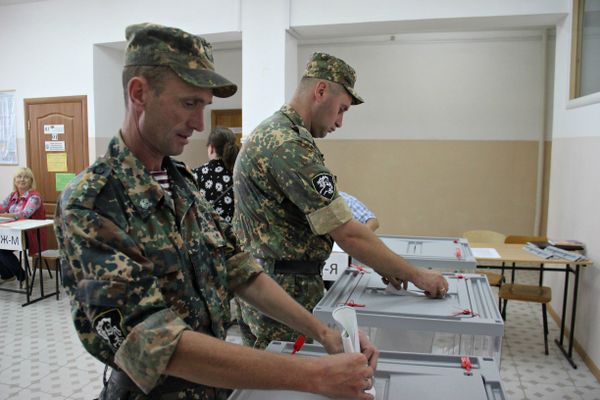 Представители Северо-Кавказского регионального командования внутренних войск МВД России на избирательном участке в Симферополе Представители Северо-Кавказского регионального командования внутренних войск МВД России на избирательном участке в Симферополе
