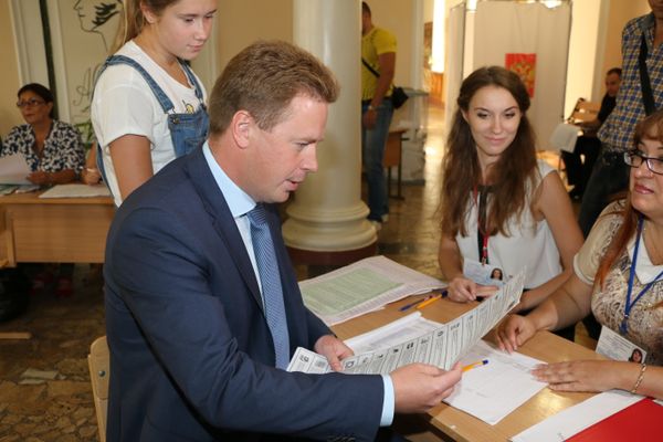 Дмитрий Овсянников проголосовал на выборах депутатов Госдумы Дмитрий Овсянников проголосовал на выборах депутатов Госдумы