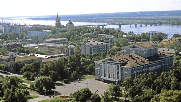 Вид на Пермский театр оперы и балета и на реку Каму Вид на Пермский театр оперы и балета и на реку Каму
