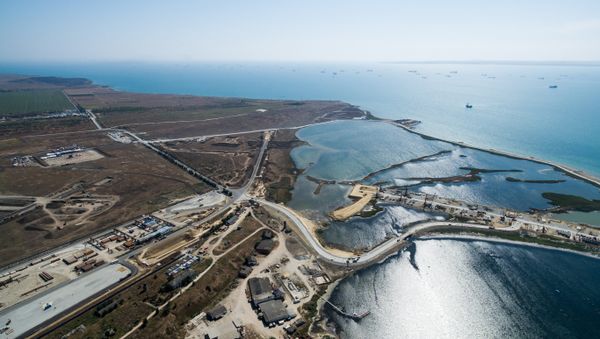 Строящийся участок дороги от трассы М-25 до Керченского пролива и будущей трассы Таврида