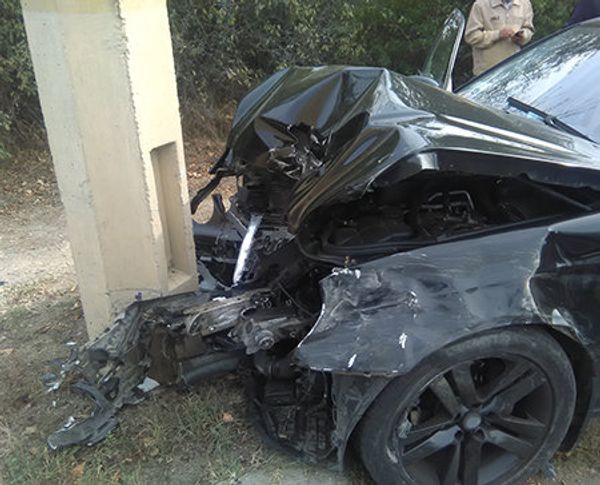 На трассе Симферополь-Алушта Mercedes протаранил троллейбусный столб