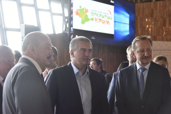 Министр курортов и туризма Республики Крым Сергей Стрельбицкий, глава Крыма Сергей Аксенов и замдиректора Ростуризма Алексей Конюшков на III туристском форуме Открытый Крым в Ялте