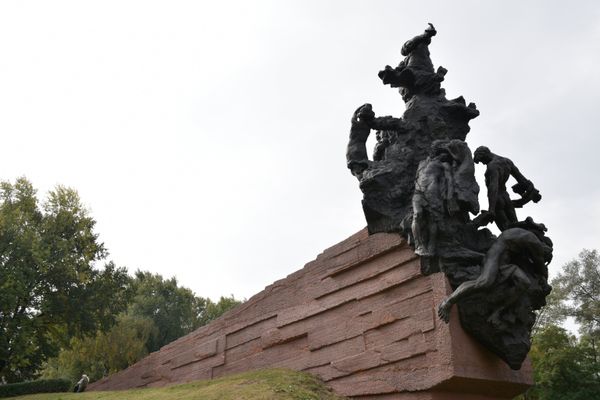 Мемориал, посвященный трагедии в Бабьем Яру в Киеве
