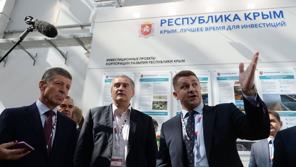 Заместитель председателя правительства РФ Дмитрий Козак (слева), глава Республики Крым Сергей Аксенов (в центре) и министр экономического развития РК Валентин Демидов на международном инвестиционном форуме Сочи 2016.
