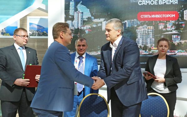 Глава Республики Крым Сергей Аксенов (справа) подписал два инвестиционных соглашения на Международном инвестиционном форуме Сочи-2016 