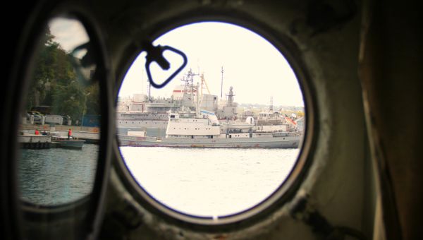 Вид через иллюминатор большого десантного корабля Азов Черноморского флота