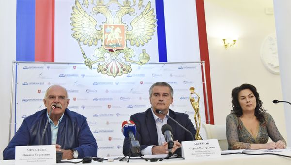 Пресс-конференция по случаю проведения I Ялтинского международного кинофестиваля Евразийский мост. Слева направо: режиссер Никита Михалков, глава Республики Крым Сергей Аксенов, министр культуры Республики Крым Арина Новосельская