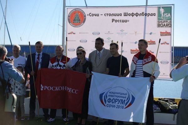 Президент Группы компаний КСК Николай Шалимов и заместитель директора фонда Росконгресс Георгий Брюсов сыграли в шаффлборд с руководителями администрации города Сочи в рамках МИФ Сочи-2016