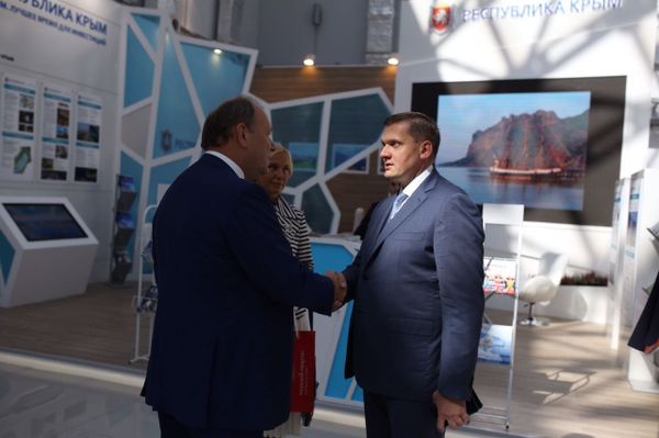 Президент Группы компаний КСК Николай Шалимов и начальник ФГУП ЦПО при Спецстрое России Сергей Быстров на Международном инвестиционном форуме Сочи-2016