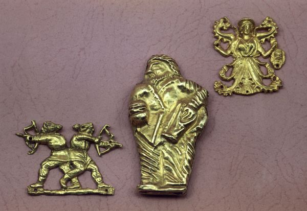 Золотые бляшки (стоящий скиф, стреляющие скифы, змееногая богиня). Скифская культура. Курган Куль-Оба. Из фондов Государственного Эрмитажа